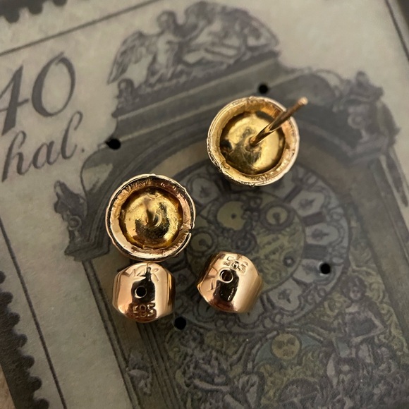 Mid-century 14kt solid gold green jade scalloped floral collet stud earrings - Picture 5 of 8